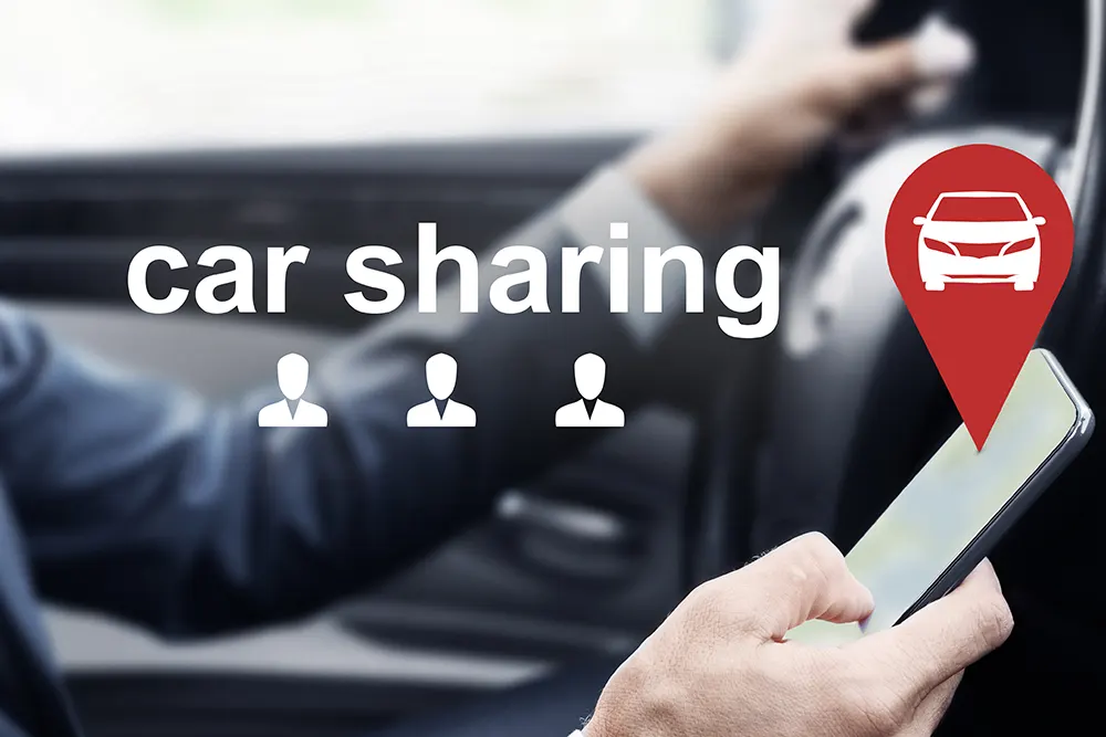 Mann nutzt die mobile App des Mietdienstes, virtuelle Carsharing