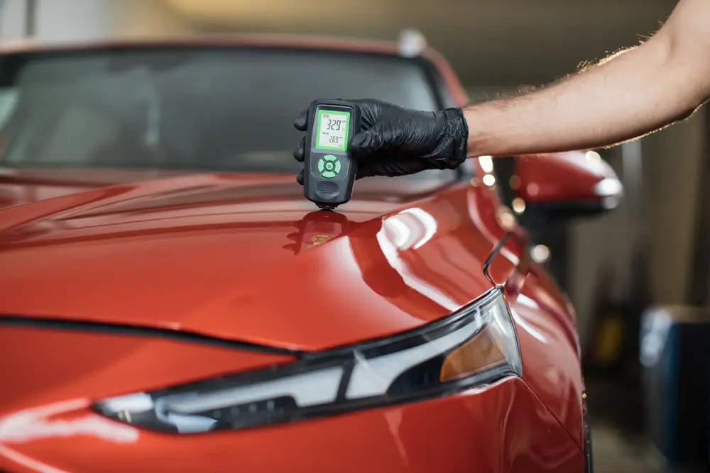 Prüfer für die Messung der Deckdicke der Karosserie am Fahrzeug Prüfer für die Messung der Deckdicke der Karosserie am Fahrzeug