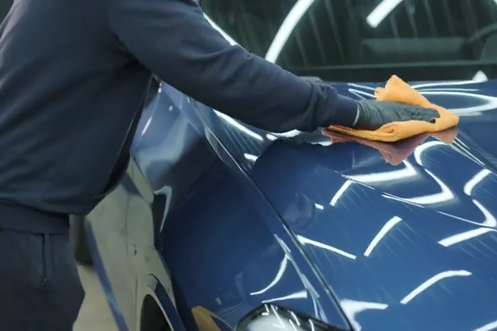 Perfekt gepflegtes fahrzeug glaenzt
